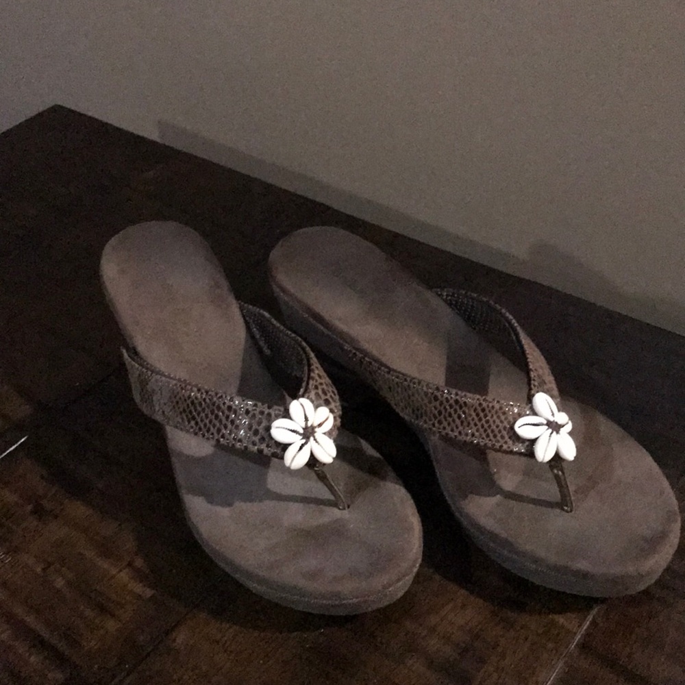 Wedge sandal with straps that can be changed.